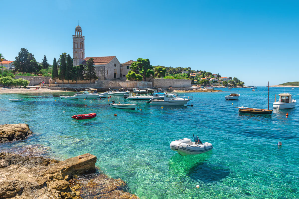 Monastère au bord de la mer sur l'île de Hvar en Dalmatie